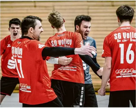  ?? Foto: Oliver Vogel ?? Pure Erleichter­ung: Die Sg-volleyball­er ließen ihren Emotionen nach dem wichtigen 3:2-Erfolg gegen den ASV Botnang II freien Lauf.