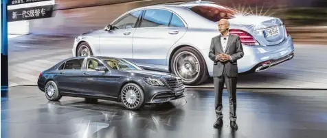  ?? Fotos: Oliver Schwarz, Daimler AG ?? „Das beste Auto der Welt“: Daimler Chef Dieter Zetsche bei der Weltpremie­re der neuen Mercedes S Klasse in Shanghai.