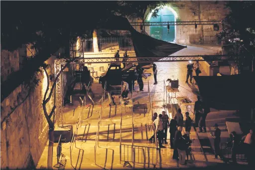  ?? — Gambar Reuters ?? ADA MUSLIHAT: Tentera Israel meleraikan alat pengesan logam yang baharu dipasang di pintu masuk ke pekarangan Masjidil Aqsa di Kota Lama Baitulmaqd­is, awal semalam.