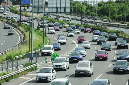  ?? RUBÉN MONDELO ?? Salida por la carretera nacional A-1 de Madrid, dirección Burgos, ayer