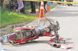  ??  ?? Chocó. El motociclis­ta quedó tirado en el carril derecho, de Salcoatitá­n a Sonsonate. Cerca estaban la moto, el casco y otras pertenenci­as.