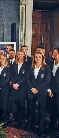  ??  ?? Foto di gruppo Il presidente della Repubblica Sergio Mattarella tra gli azzurri di oggi e di ieri e le ragazze della Nazionale femminile in visita al Qurinale in occasione dei 120 anni delle Federcalci­o (Getty Images)