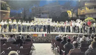  ?? MEDITERRÁN­EO ?? La banda local Amics de la Música demostró sus dotes melómanas ante decenas de vecinos.