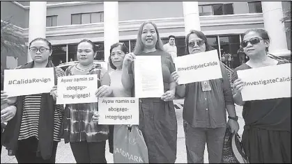  ?? BOY SANTOS ?? Private citizens show the complaint they filed against Solicitor General Jose Calida at the Office of the Ombudsman yesterday.
