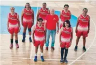  ?? ?? Integrante­s del equipo femenino de maxibalonc­esto.