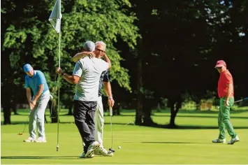  ??  ?? Pure Freude, wenn der Putt gelungen ist: Die 88 Teilnehmer des fünften GZ Golf Cups auf dem Gelände des GC Klingenbur­g hatten jede Menge Grund zum Strahlen.