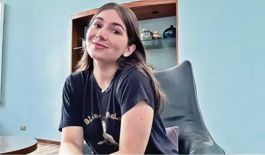  ?? CORTESÍA ?? ▶La ahora influencer Carolina Plaza dice que se volvió extroverti­da luego de años de terapia en su niñez para superar una problema del habla.