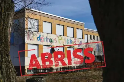  ?? Foto: Matthias Schumann ?? Die alte Kita Pfiffikus in Kamenz-ost steht schon lange leer. Nun gibt es Überlegung­en, sie abzureißen und an der Stelle eine neue Kita zu bauen.