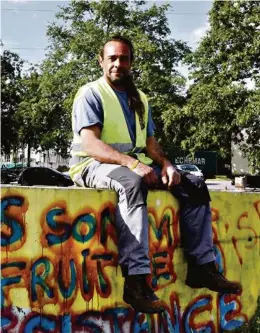  ?? ?? Carlos, coordinate­ur des Gilets jaunes: «J’ai commencé à travailler quand j’avais 15 ans. Depuis là, ma vie, c’est boulot-maison-dodo-factures et je n’ai pas un sou pour m’amuser.»