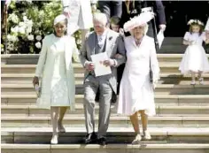  ??  ?? Familia. De izquierda a derecha; Doria Ragland, madre de Meghan; el príncipe Carlos, duque de Gales, y Camila, duquesa de Cornualles, abandonan la capilla.