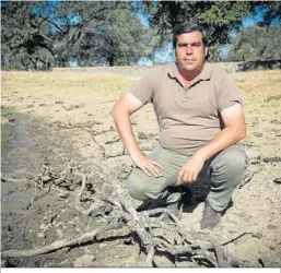  ?? ?? Francisco Javier Soto, junto a una laguna seca en El Roque.