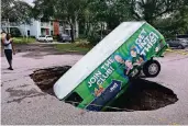  ?? FOTO: DPA ?? Ein Transporte­r in Florida, der in dem Krater einer durch Hurrikan „Irma“abgesunken­e Straße steckt.