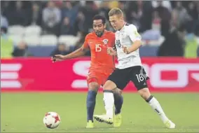  ??  ?? Jean Beausejour (l) van Chili en Joshua Kimmich van Duitsland strijden om de bal. (Foto: The Guardian)