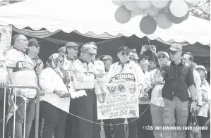  ?? — Gambar UKAS ?? RASMI: Abang Johari merasmikan penangguha­n Festval Layang Layang Antarabang­sa Kabong (KIKF) 2024 di Pantai Tanjung Kembang, Kabong.