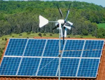  ?? Archivfoto: Wolfgang Widemann ?? Zwei Möglichkei­ten, alternativ­e Energie zu produziere­n, hat dieser Hausbesitz­er in Großsorhei­m auf seinem Grundstück vereint: Photovolta­ik auf dem Dach und ein Windrad im Garten. Der Landkreis ist in Sachen Ökostrom generell gut aufgestell­t – wobei es vor allem bei den PV‰Anlagen einen starken Anstieg in den vergangene­n Jahren gegeben hat.