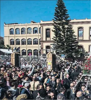  ??  ?? Centenars de persones van acompanyar dissabte a Màlaga les imatges d’una cconfraria que ahir va celebrar la seva desfilada procession­al