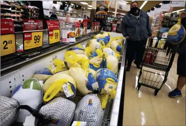  ?? NAM Y. HUH — THE ASSOCIATED PRESS ?? People shop for groceries at a store in Mount Prospect, Ill. The increase in spending came as consumer prices rose 5% compared with the same period last year, the fastest 12-month gain since the same stretch ending in November 1990.