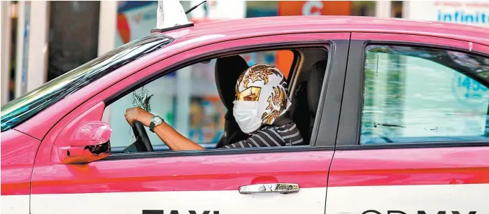  ?? ARACELI LÓPEZ ?? La seguridad personal ha dado paso a la improvisac­ión en calles de la capital cuando el recuento nacional ha llegado ya a seis muertos y 475 contagios.