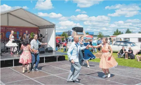  ?? FOTO: DIETMAR HERMANUTZ ?? Animierte viele Besucher zum Tanz – die 50er-Jahre-Musik von „Lady Sunshine & The Candy Kisses“.