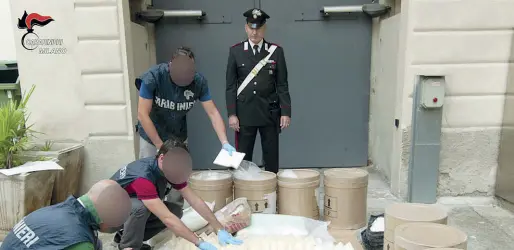  ??  ?? La vicendaOpe­razione dei carabinier­i, stroncata una potente organizzaz­ione dedita al traffico di droga. I volumi di cocaina che venivano mossi, erano frequenti e ingenti