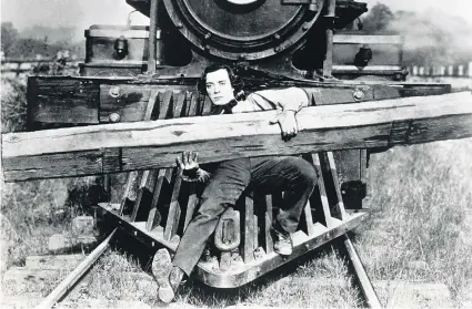  ??  ?? Entgegen allen Widrigkeit­en auf Schiene bleiben. Das Salzburger Das Kino hält hoch, was Buster Keaton in „Der General“vorlebt – und zeigt den Film in seinem Jubiläumsp­rogramm.