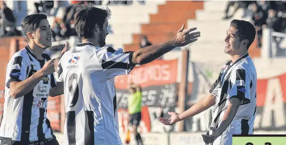  ?? FOTOS: EMMANUEL BRIANE-LA NUEVA. ?? En Liniers son todas sonrisas. Después del 3-0, Boris Herrera y Julio Acosta (9) saludan a Juan José Ramírez (der.).