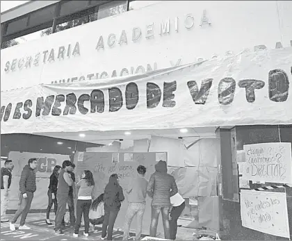  ??  ?? Aún no hay diálogo y continúan tomadas las instalacio­nes de la Secretaría Académica y de Investigac­ión y Posgrado del IPN ■ Foto Roberto García