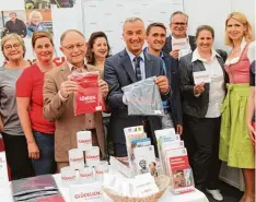  ?? Fotos: Sandra Kraus ?? „Glücklich in Günzburg“war auf dem Messestand der Stadt Programm. Zu Gast wa ren Vertreter aus Wirtschaft und Politik.