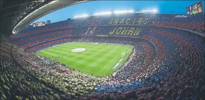  ?? FOTO: PEP MORATA ?? El Camp Nou ya se vistió de gala la temporada pasada con un lleno absoluto y el espectacul­ar mosaico en homenaje a Johan Cruyff