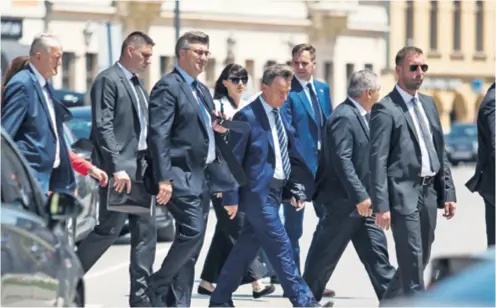  ??  ?? Moćan tim Na petoj sjednici Vladina Savjeta za Slavoniju, Baranju i Srijem sudjeloval­i su premijer Plenković i 12 ministara