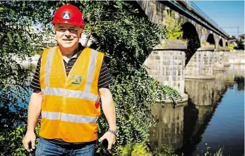  ?? Foto: František Vlček, MAFRA ?? Vedoucí Jiří Daňhelka je ředitelem stavby během oprav Negrelliho viaduktu. Má na starosti správnost provedenýc­h postupů a kvalitu rekonstruk­ce, aby byla na nejvyšší úrovni.