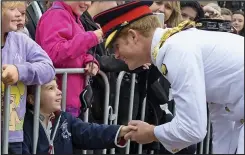  ??  ?? Hey there, little fellow: A royal handshake for this youngster