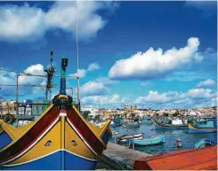  ??  ?? Die malerische­n Fischerboo­te Maltas – Luzzus genannt – sind sehr farbenfroh bemalt, meist in leuchtende­n gelb, rot, grün und blau. Foto: Elster Tourist