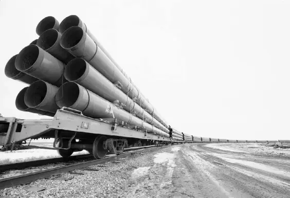  ?? ERIC HYLDEN / GRAND FORKS HERALD / THE CANADIAN PRESS ?? Rail cars arrive in Milton, N.D., loaded with pipe for TransCanad­a’s Keystone Pipeline project, in 2008.