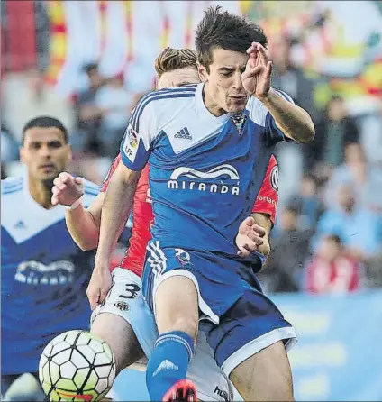  ?? FOTO: V.LLURBA ?? Marco Sangalli se anticipa a un jugador del Nastic de Tarragona en un partido disputado esta temporada en la categoría de plata
