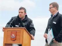  ??  ?? Owl Farm demonstrat­ion manager Doug Dibley and AgFirst consultant Dave Miller speaking at a recent focus day on the farm near Cambridge.