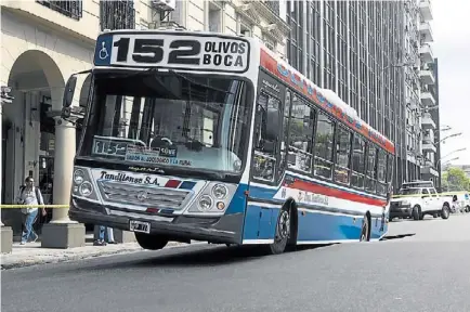  ?? NESTOR GARCIA ?? En el aire. El colectivo estaba lleno en el momento en que se hundió, cerca de las 10 de la mañana./