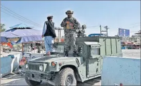  ?? AFP ?? A Taliban Badri fighter stands guard at the main entrance gate of Kabul airport.