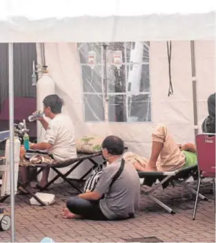  ?? // AFP ?? Enfermos de Covid son tratados en un hospital de campaña en Yogyakarta (Indonesia)