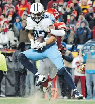  ??  ?? Tennessee Titans wide receiver Eric Decker makes a 22-yard touchdown catch in front of Kansas City Chiefs defensive back Eric Murray on Saturday.