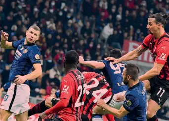  ?? AFP ?? Che lotte a San Siro Un’immagine del derby dell’andata, con un mucchio in area di rigore nel quale spiccano anche Edin Dzeko, primo a sinistra e Zlatan Ibrahimovi­c, ultimo a destra