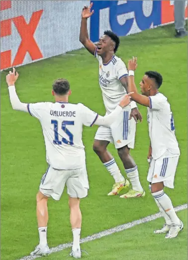  ?? ?? Valverde, Rodrygo y Vinicius, cómplices, celebran la victoria en la final de Champions ante el Liverpool.