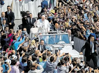  ?? Foto: Getty Images ?? Vivat papa! „Ať žije papež!“skandovali v neděli věřící, když papež František po dvou hodinách liturgií zmrtvýchvs­tání Páně usedl do bílého otevřeného terénního mercedesu a objel Svatopetrs­ké náměstí.