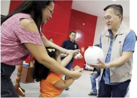  ?? PHOTOGRAPH COURTESY OF SBG ?? SENATOR Christophe­r ‘Bong’ Go aids displaced workers in Quezon, Nueva Ecija as he continues efforts to boost local developmen­t by bringing public services to communitie­s.