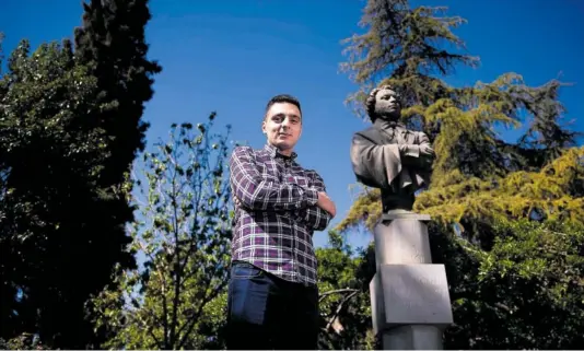  ?? FERMÍN RODRÍGUEZ ?? El farmacéuti­co Anas Boukli, que trabaja como repartidor, el día 10 en un parque de Granada.