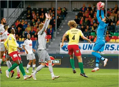  ??  ?? SEGURIDAD. Guillermo Ochoa descuelga un balón por alto durante el Oostende 1-3 Standard de Lieja.