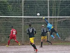  ?? FOTO: T. LAMMERTZ ?? SV-Keeper Mike Stecken in Aktion, weshalb Preussens Muhammed Gergery (Nr. 20), vierfacher Torschütze für sein Team, nur Zuschauer ist.