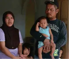  ??  ?? AHMAD Firdaus dan anggota keluarga kini mendiami rumah sewa lebih selesa di Kampung Londang.