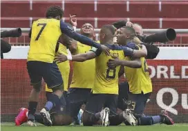  ?? FOTO AFP ?? En Ecuador, por ahora, celebran tras la decisión de la Fifa de confirmar al selecciona­do en el Mundial. En Chile apelarán.