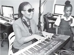  ?? PHOTOS BY CARL GILCHRIST ?? Symone Thomas playing the keyboard to her students.